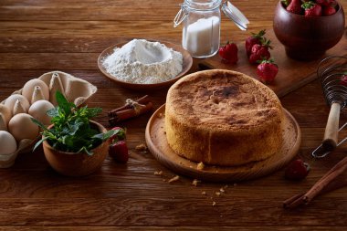 Lezzetli kek taze organik çilek ve nane, üstten görünüm, yakın çekim, selctive odak.