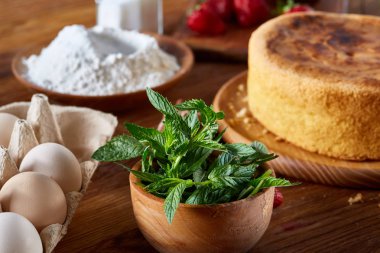 Lezzetli kek taze organik çilek ve nane, üstten görünüm, yakın çekim, selctive odak.