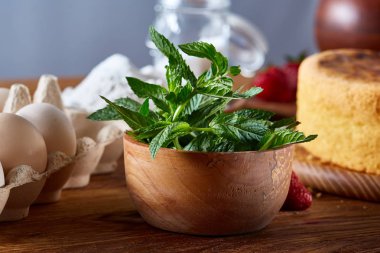 Lezzetli kek taze organik çilek ve nane, üstten görünüm, yakın çekim, selctive odak.