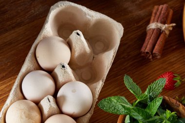 Top çilekli pasta ya da kek üzerine ahşap masa, düz yatıyordu yemek pişirmek için ham maddeler görüntüleyin. Fırın arka plan.