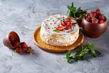 Ekşi krema, çilek ve beyaz zemin üzerine nane lezzetli natürmort Çilekli tart ile kaplı.