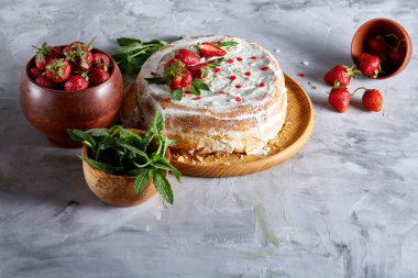 Ekşi krema, çilek ve beyaz zemin üzerine nane lezzetli natürmort Çilekli tart ile kaplı.