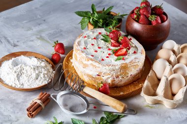 Çilekli tart beyaz arka plan üzerinde düz yatıyordu organik maddeler tarafından çevrili ekşi krem şanti ile kaplı.