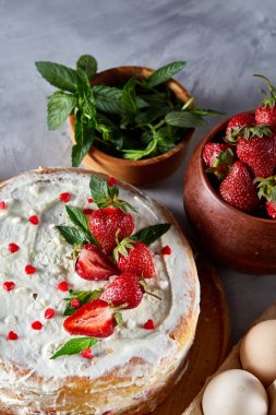 Çilekli tart beyaz arka plan üzerinde düz yatıyordu organik maddeler tarafından çevrili ekşi krem şanti ile kaplı.