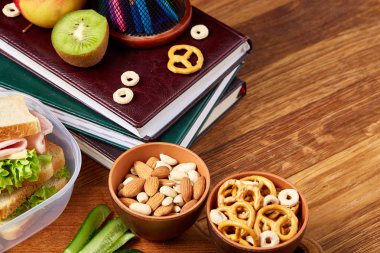 Okul öğle yemeği arka plan, sığ derinlik-in tarla, sağlıklı beslenme çocuklar menüsünde yakın çekim.