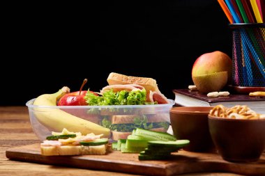 Okul öğle yemeği arka plan, sığ derinlik-in tarla, sağlıklı beslenme çocuklar menüsünde yakın çekim.