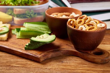 Okul öğle yemeği arka plan, sığ derinlik-in tarla, sağlıklı beslenme çocuklar menüsünde yakın çekim.