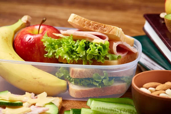 健康饮食儿童菜单上的学校午餐背景, 浅深度的领域, 特写. — 图库照片