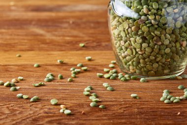 Cam ahşap arka plan, yakın çekim, seçici odak ham yeşil bezelye.