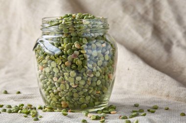 Cam saf masa örtüsü, yakın çekim, seçici odak ham yeşil bezelye.