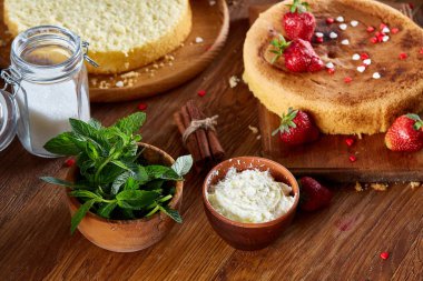 Lezzetli kek taze organik çilek ve nane, üstten görünüm, yakın çekim, selctive odak.