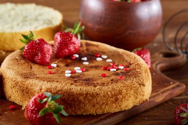 Lezzetli pasta kesme tahtası üzerinde ahşap arka plan, yakın çekim, selctive odak üzerinde taze organik çilek ile.