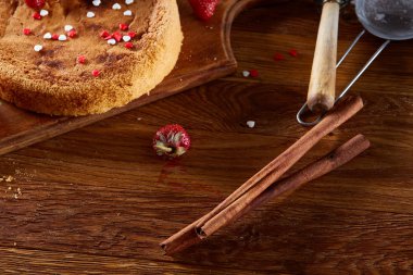 Lezzetli kek taze organik çilek ve tarçın, üstten görünüm, yakın çekim, selctive odak.