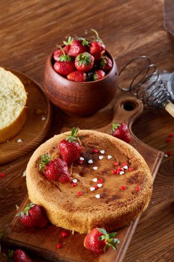 Lezzetli kek taze organik çilek ve mutfak gereçleri, üstten görünüm, yakın çekim, selctive odak.