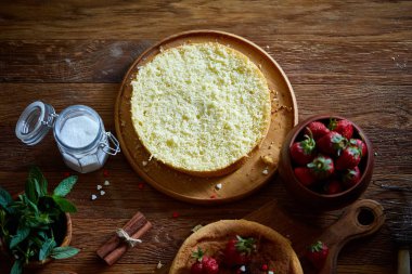 Lezzetli kek taze organik çilek ve nane, üstten görünüm, yakın çekim, selctive odak.