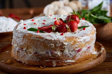 Çilekli tart rustik arka plan üzerinde seçici odak ekşi krema bir ahşap tepsi ile kaplı