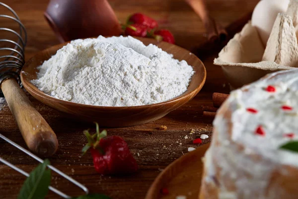 Assiette vue du dessus avec farine pour la cuisson tarte aux fraises ou gâteau sur table en bois, pose plate. Contexte boulangerie . — Photo