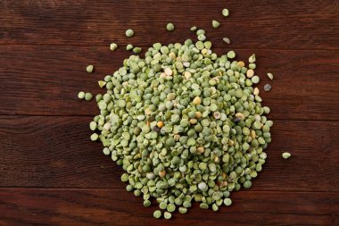 Yeşil bezelye rustik ahşap arka plan, yakın çekim, en iyi görünüm, seçici odak yığını.