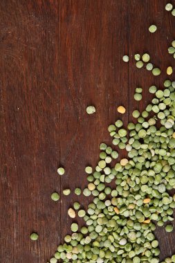 Yeşil bezelye rustik ahşap arka plan, yakın çekim, en iyi görünüm, seçici odak, dikey.