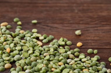 Yeşil bezelye rustik ahşap arka plan, yakın çekim, en iyi görünüm, seçici odak, sığ derinlik-in tarla.