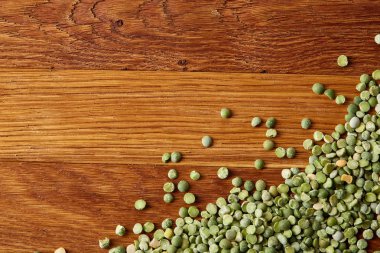 Rustik ahşap arka plan, yakın çekim, en iyi görünüm, seçici odak yeşil bezelye.