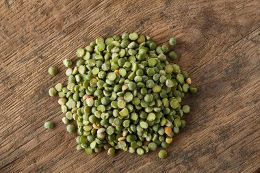 Antika ahşap arka plan, yakın çekim, en iyi görünüm, seçici odak yeşil bezelye yığını.