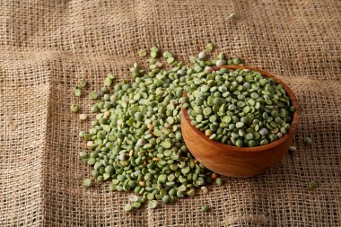 Çuval bezi masa örtüsü, yakın çekim, en iyi görünüm, seçici odak bir kasede organik yeşil bezelye.