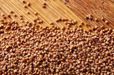 Karabuğday kabuğu çıkarılmış tane ahşap arka plan, üstten görünüm, yakın çekim, seçici odak.