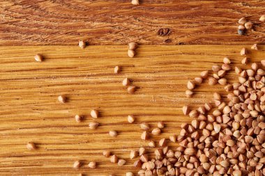 Karabuğday kabuğu çıkarılmış tane ahşap arka plan, üstten görünüm, yakın çekim, seçici odak.