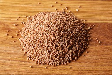 Karabuğday kabuğu çıkarılmış tane ahşap arka plan, üstten görünüm, yakın çekim, seçici odak.