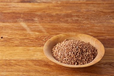 Bir yuvarlak ahşap plaka rustik ahşap arka plan, üstten görünüm, seçici odak yakın çekim buğday.