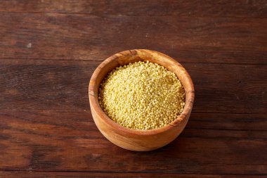 Mercimek rustik ahşap arka plan, üstten görünüm, yakın çekim, seçici odak bir ahşap kase.