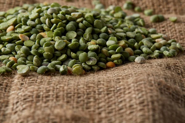 Çuval bezi masa örtüsü, yakın çekim, en iyi görünüm, seçici odak, sığ derinlik-in tarla yeşil bezelye yığını.