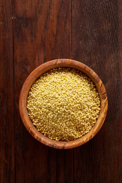 Mercimek rustik ahşap arka plan, üstten görünüm, yakın çekim, seçici odak bir ahşap kase.