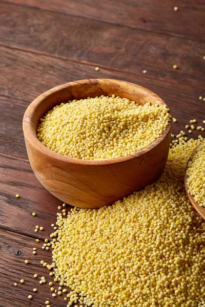 Mercimek rustik ahşap arka plan, üstten görünüm, yakın çekim, seçici odak bir ahşap kase.