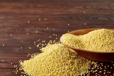 Darı rustik ahşap arka plan, üstten görünüm, yakın çekim, seçici odak ile ahşap bir yemek.