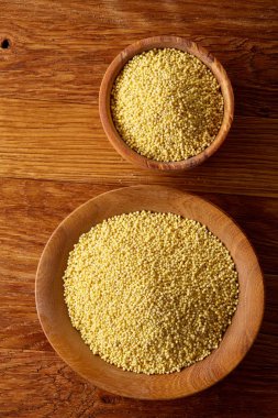 Darı bir ahşap arka plan, üstten görünüm, yakın çekim, seçici odak iki kase.