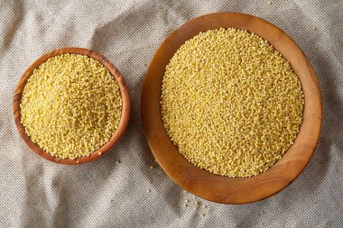 Darı bir ahşap arka plan, üstten görünüm, yakın çekim, seçici odak iki kase.