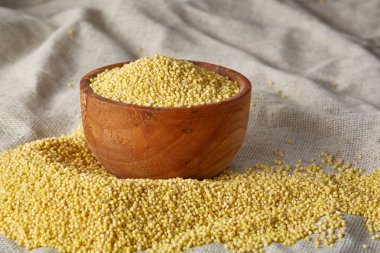 Darı saf masa örtüsü, üstten görünüm, yakın çekim, seçici odak bir ahşap kase.