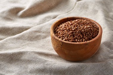 Kase tam saf masa örtüsü üzerinde buğday tanelerinin, yakın çekim, seçici odak, sığ derinlik-in tarla.