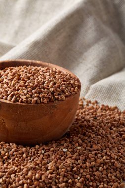 Kase tam saf masa örtüsü üzerinde buğday tanelerinin, yakın çekim, seçici odak, sığ derinlik-in tarla.