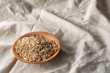 Yulaf kabuğu çıkarılmış tane veya yulaf ani artış ahşap plaka saf masa örtüsü, kopya alanı, üstten görünüm seçici odak üzerinde