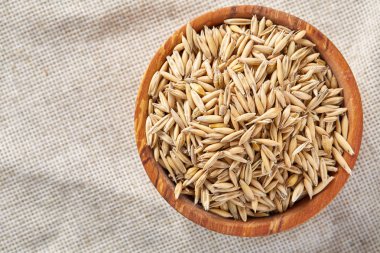 Yulaf kabuğu çıkarılmış tane veya yulaf ani artış ahşap plaka saf masa örtüsü, kopya alanı, üstten görünüm seçici odak üzerinde