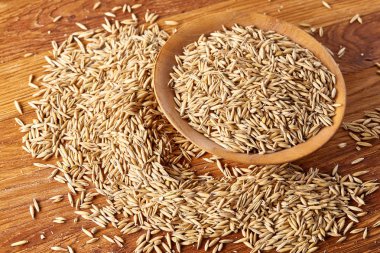 Yulaf kabuğu çıkarılmış tane veya yulaf ani artış ahşap plaka eski ahşap arka plan, kopya alanı, üstten görünüm seçici odak üzerinde