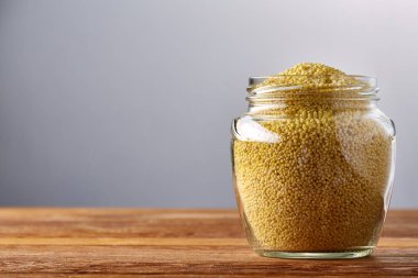 Ham organik doğal darı cam kavanoz bir ahşap masa, yatay, kopya alanı, yakın çekim.