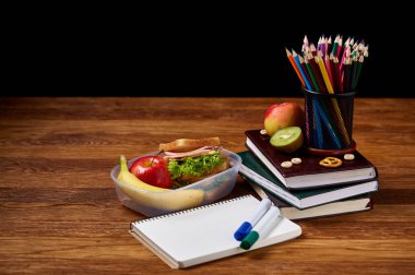 Geri okul kavramı, okul malzemeleri, bisküvi, paket öğle yemeği ve beslenme çantası beyaz Danışma, seçici odak, yakın çekim için.