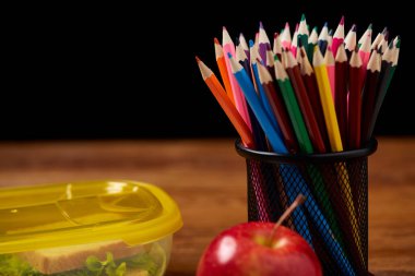 Geri okul kavramı, okul malzemeleri, bisküvi, paket öğle yemeği ve beslenme çantası beyaz Danışma, seçici odak, yakın çekim için.