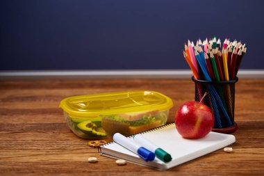 Geri okul kavramı, okul malzemeleri, bisküvi, paket öğle yemeği ve beslenme çantası beyaz Danışma, seçici odak, yakın çekim için.