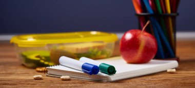 Geri okul kavramı, okul malzemeleri, bisküvi, paket öğle yemeği ve beslenme çantası beyaz Danışma, seçici odak, yakın çekim için.