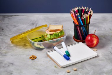 Geri okul kavramı, okul malzemeleri, bisküvi, paket öğle yemeği ve beslenme çantası beyaz Danışma, seçici odak, yakın çekim için.